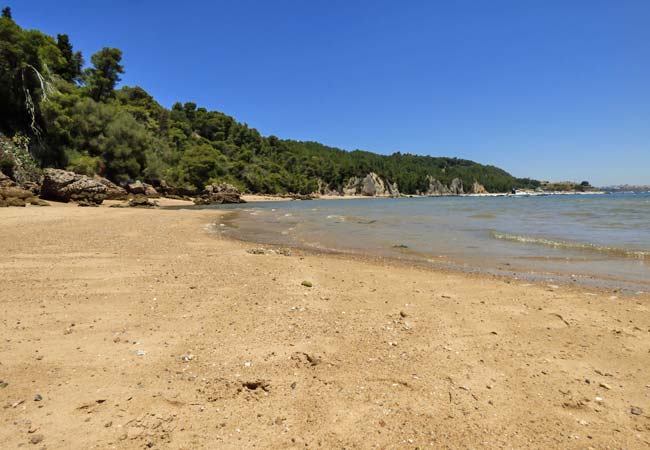 Le côté le plus oriental de la Praia de Albarquel est la plage de Praia da Comenda