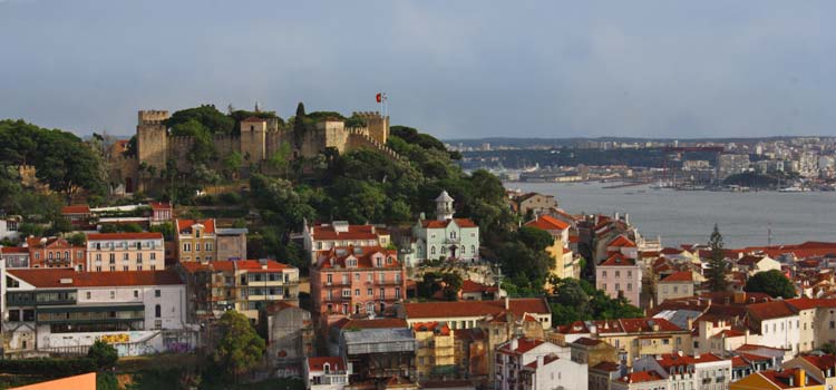 Il castello di Lisbona alto sopra la città
