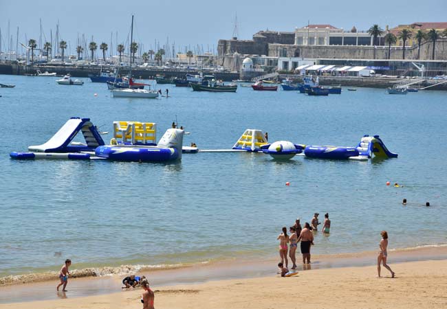 Le spiagge di Estoril sono piene di vita in estate