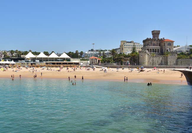 La preciosa Praia do Tamariz es la playa principal de Estoril.